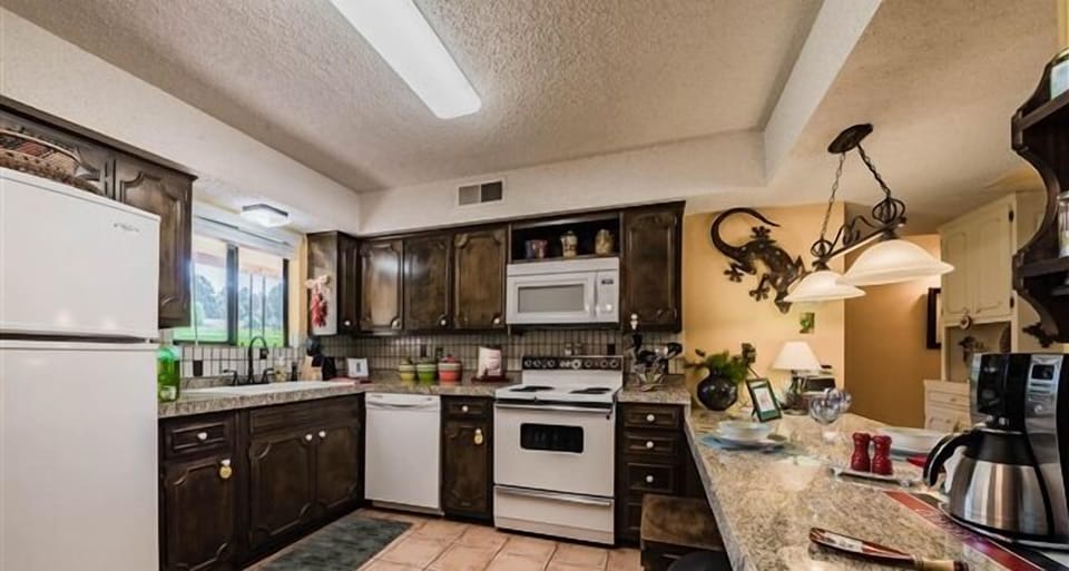 Amazingly spacious kitchen with breakfast bar