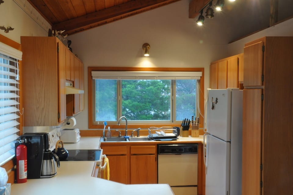 Coffee maker, brand new stove, 4 slice toaster