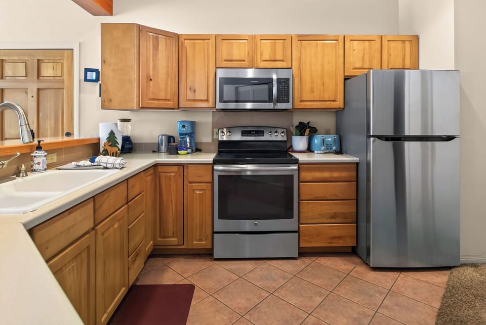 Full Kitchen. Stainless Steel Appliances.
