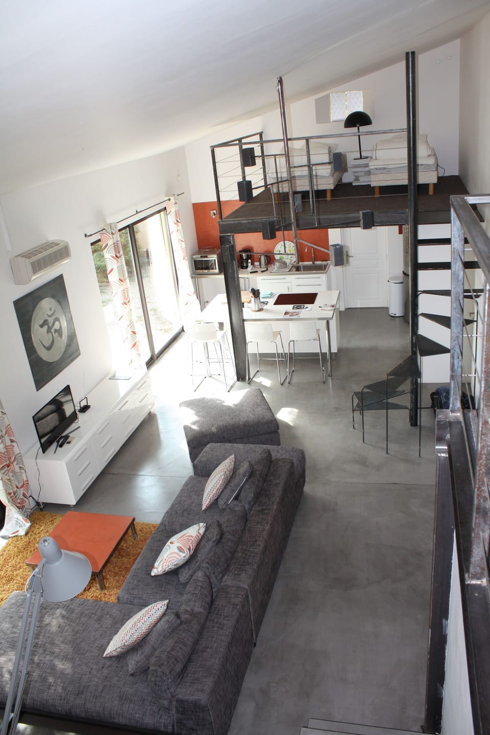 Kitchen and room 1 (2 regular beds for kids)