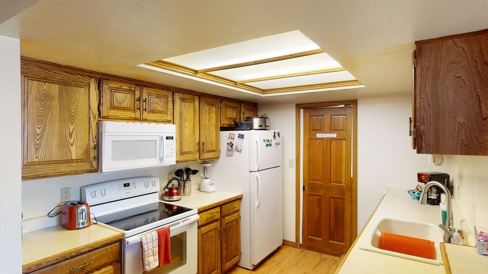 Full Kitchen w/ Full Size Refrigerator, Stove Top, Dishwasher, Oven & Microwave