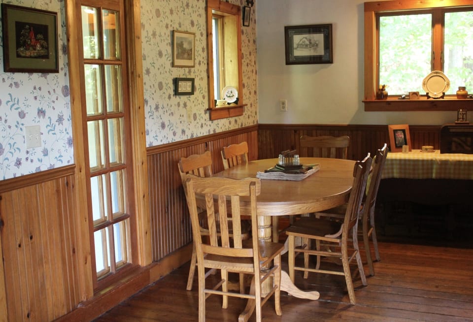 Dining area seats 6 comfortably