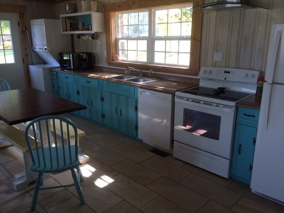 Fully equipped kitchen: refrig, dishwasher, washer/dryer