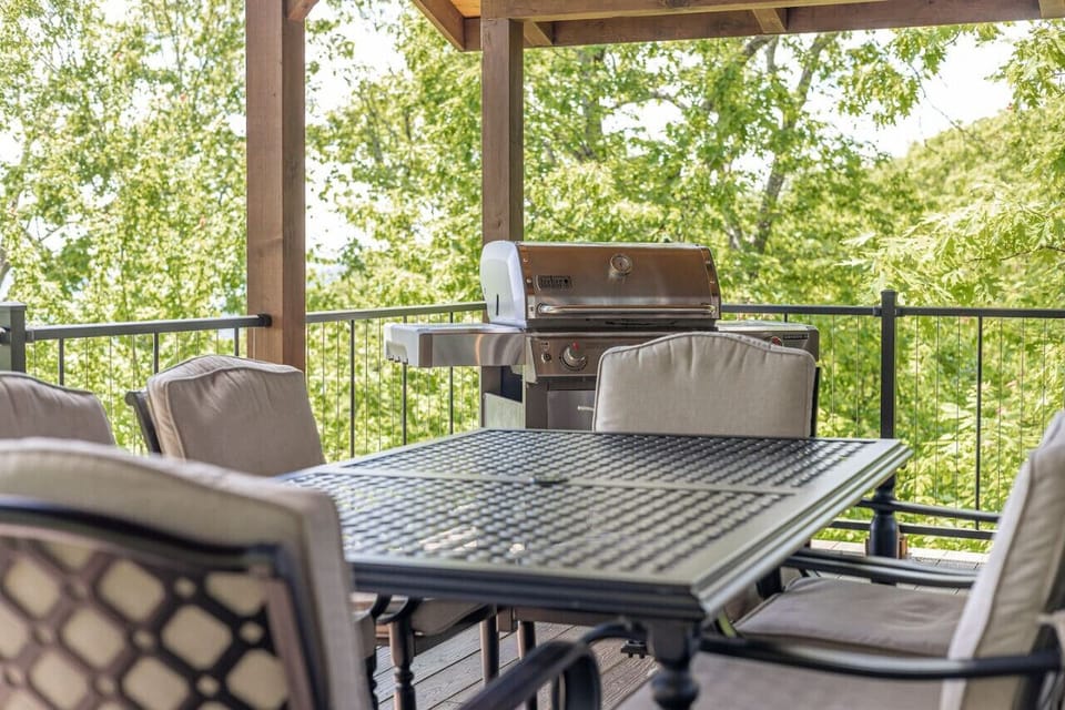 Outdoor dining area.. Eat your meals outside and enjoy the million dollar view