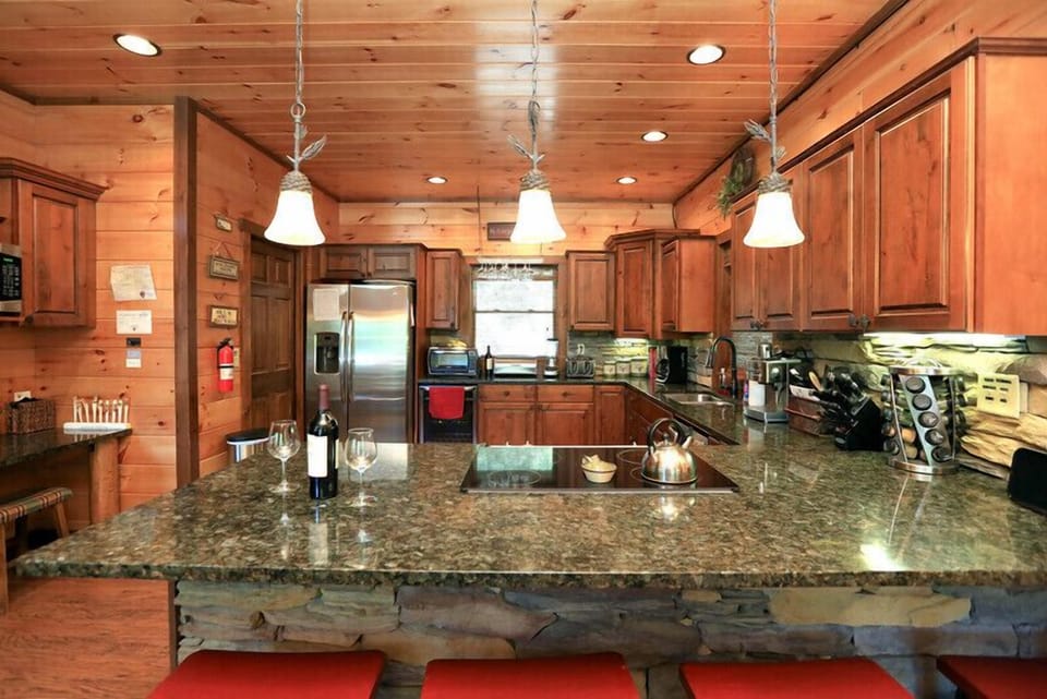 Fully stocked kitchen:  granite, stainless steel, Mr coffee, Keurig, & Cuisinart