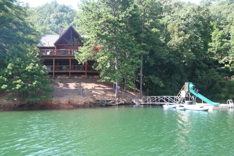 3 story log home w private dock/slide, 3 kayaks & 1 paddle board inc in rental