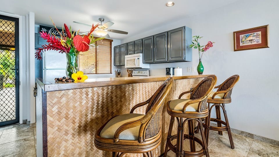 Kitchen breakfast bar at Country Club Villas 241