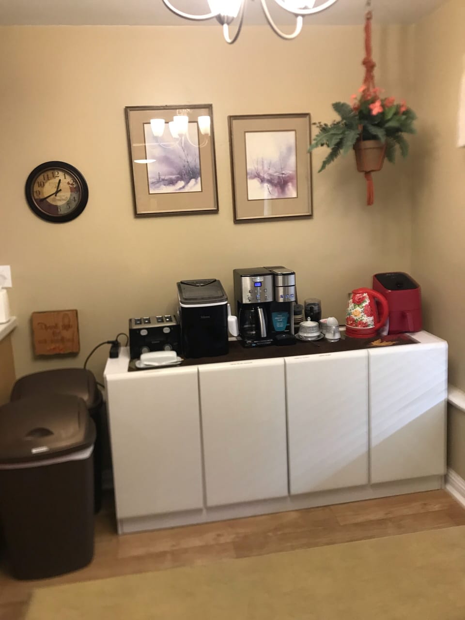 Toaster, countertop icemaker, coffee maker,  hot water pitcher, Air fryer