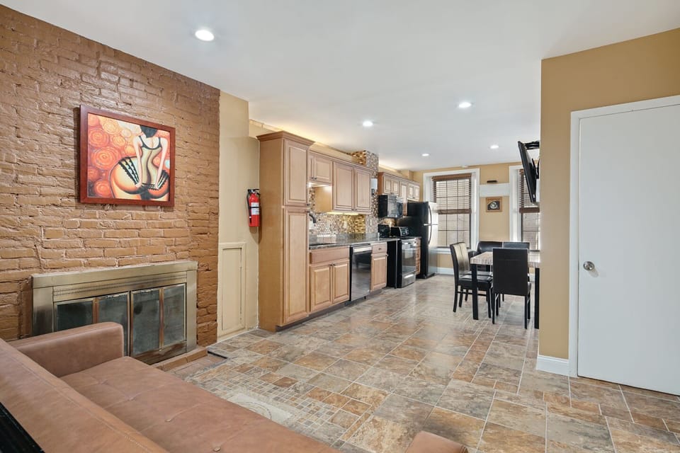 KITCHEN / LIVING ROOM