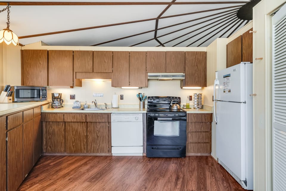 Large kitchen with dishwasher
