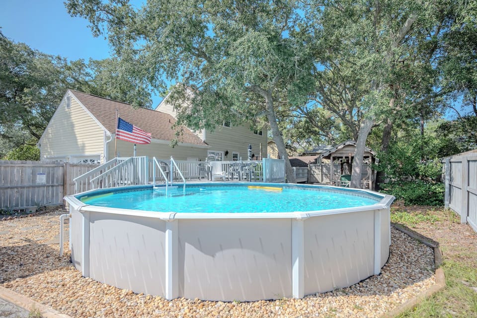 Backyard / Private Pool