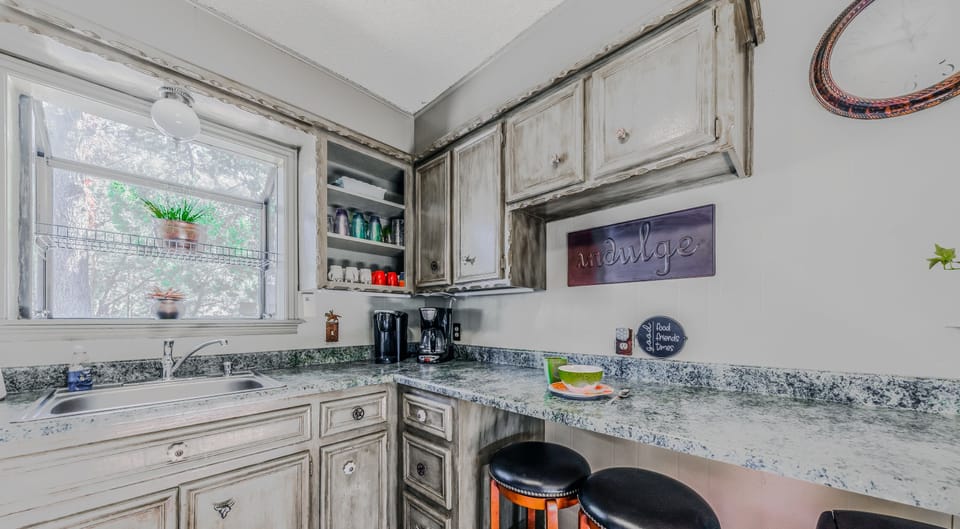 Well equipped kitchen with breakfast bar