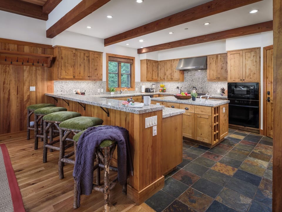 Kitchen w/ Breakfast Bar