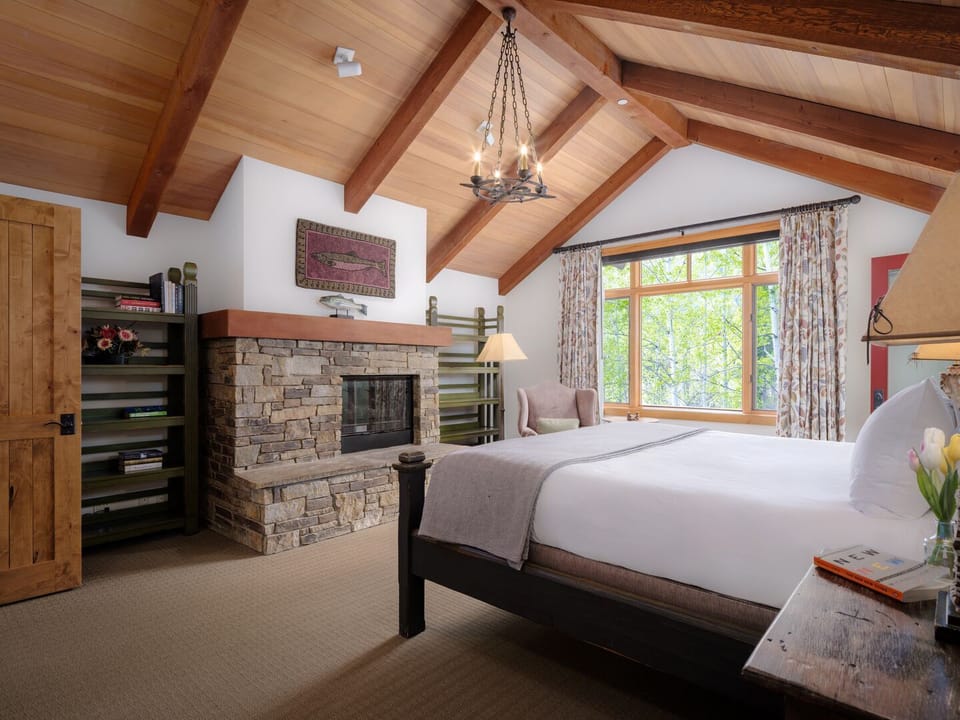 Master Bedroom w/ Gas Fireplace