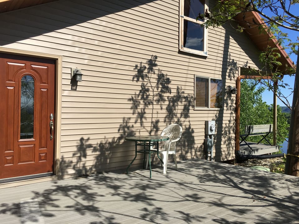 Side entrance.  Side deck area. 