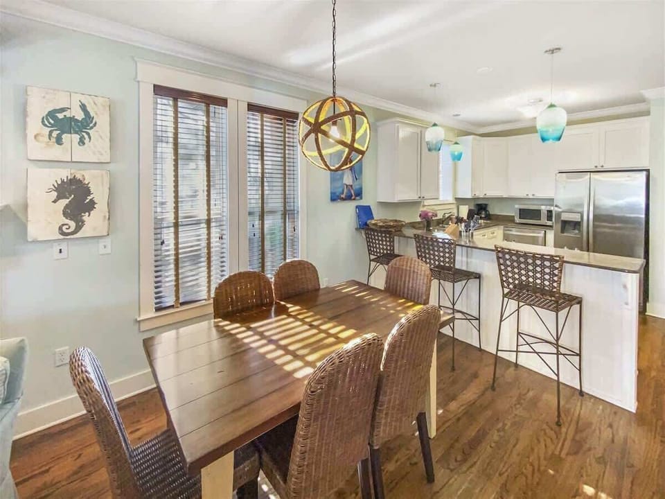 Dining area with seating for 6