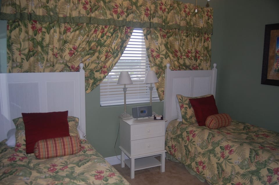 Guest bedroom/twin beds