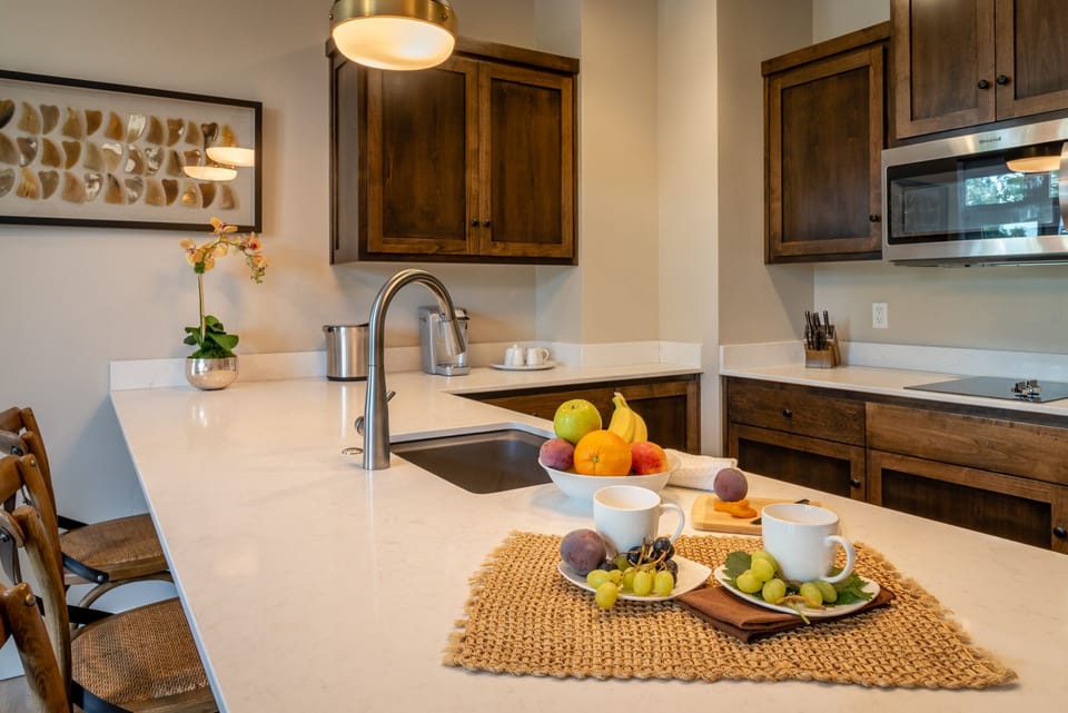 Enjoy downtown Paso's Restaurants walking distance from the Suit