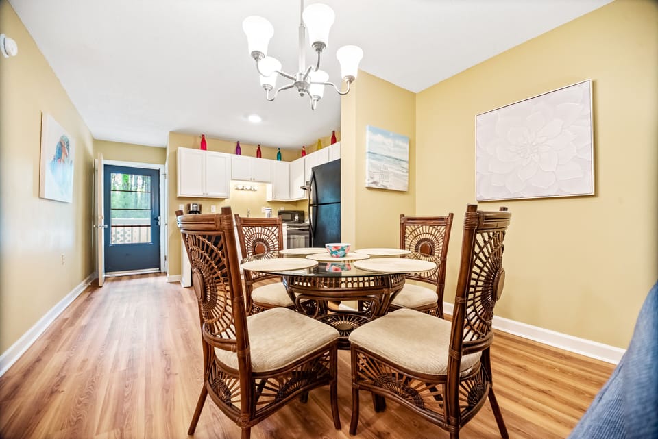 Dining Table w. Seating for 4