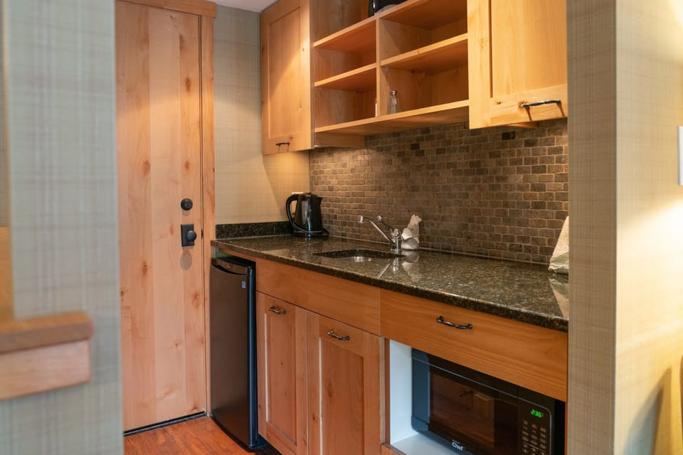 Prepare a tasty meal in the kitchen and enjoy the meal at the dining table with seating for everyone