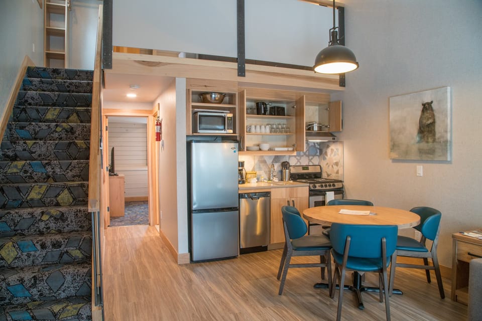 Come and stay in our lovely 1 bedroom condo with cozy loft!