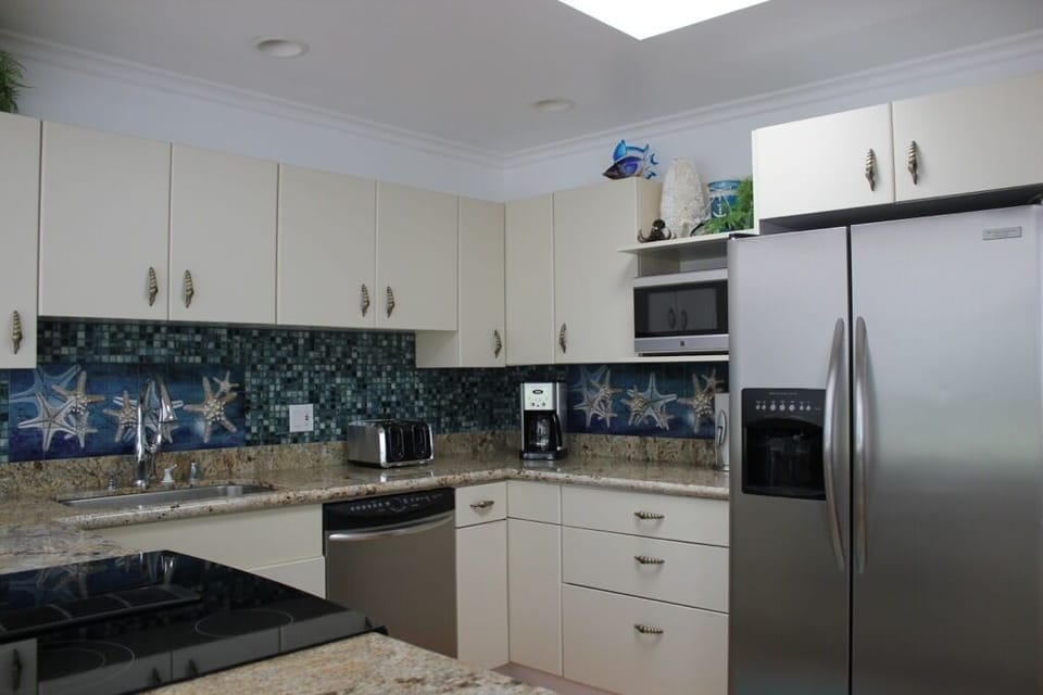 Kitchen: Stainless Steel and starfish ! Fully equipped - we use it too !