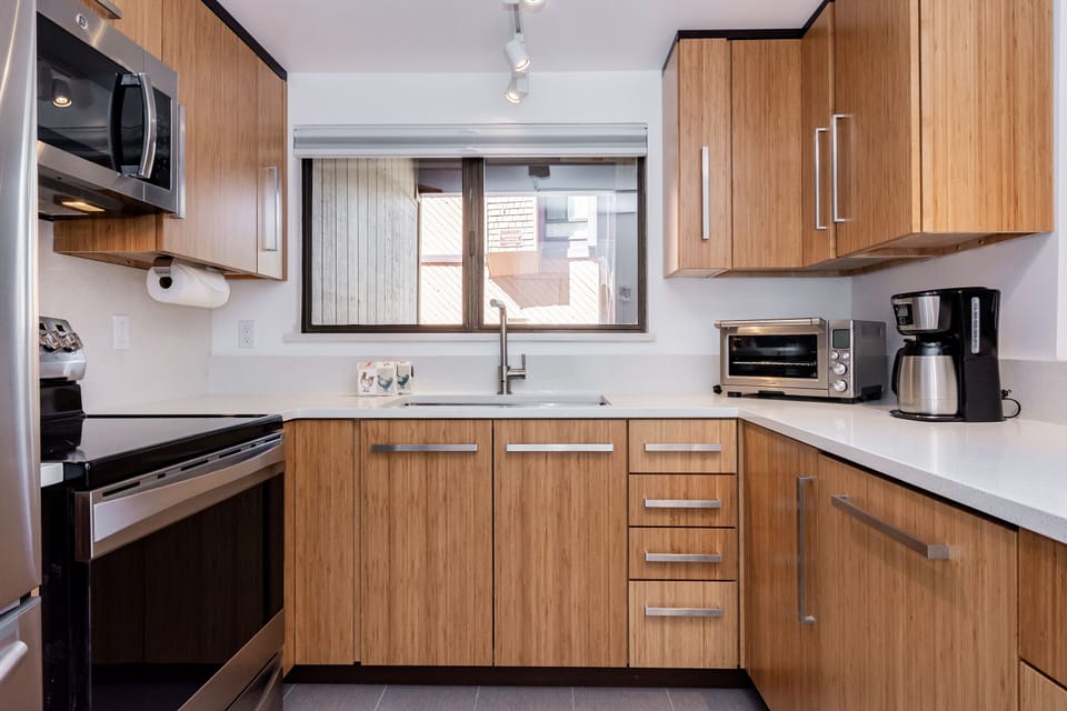 Fully Equipped & Remodeled Gourmet Kitchen