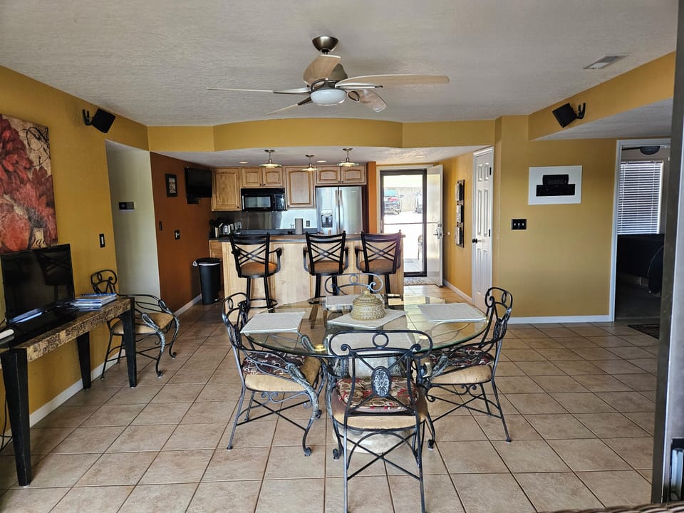 seats 9 for lunch and 2 more at the bar...walk in level entry