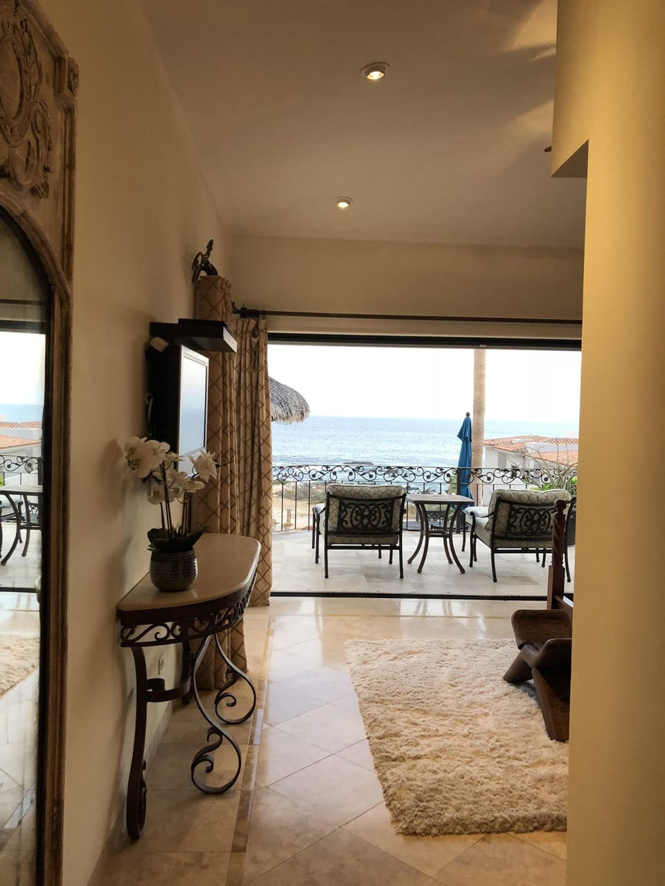 Casa Stephens Master Suite 2 entry - Stunning pool & ocean view