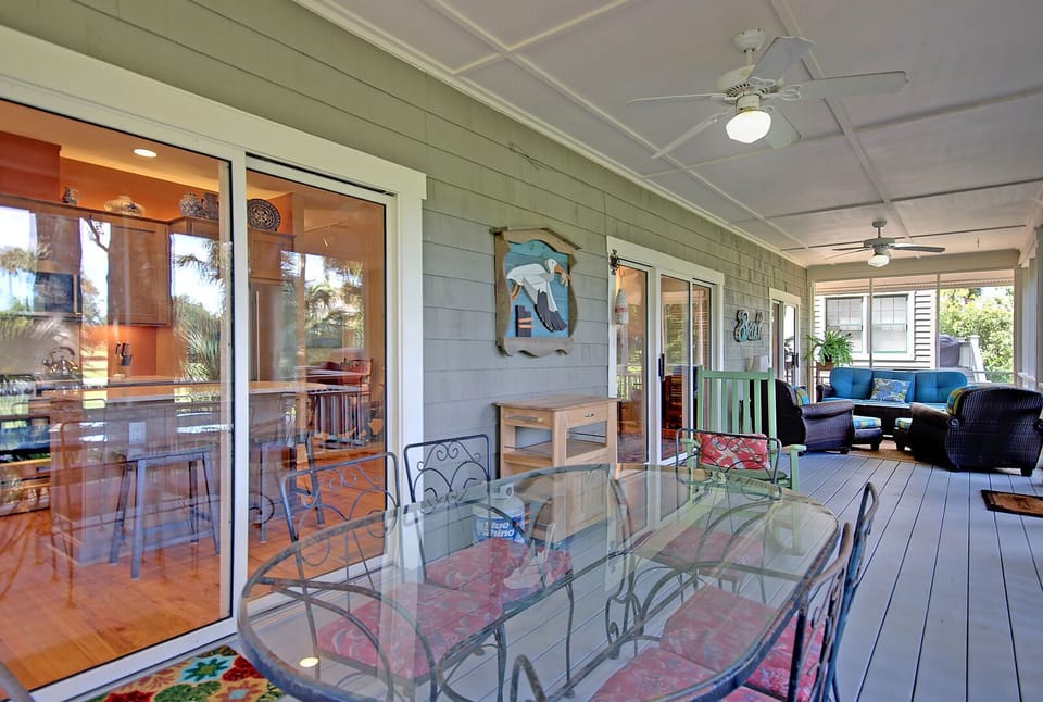 Screened in Porch - Table & Chairs
