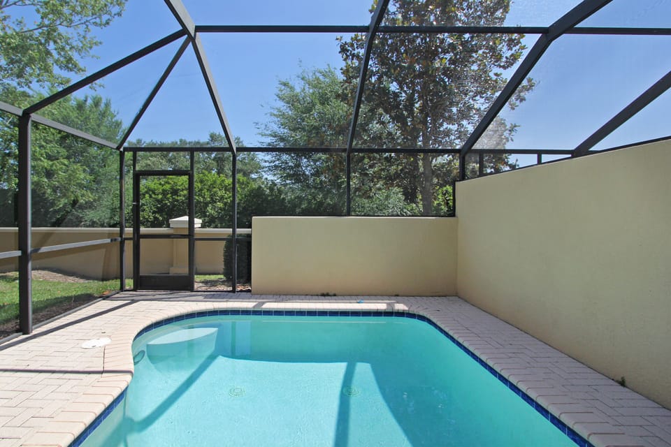 No rear neighbours! Pool backing onto a golf course