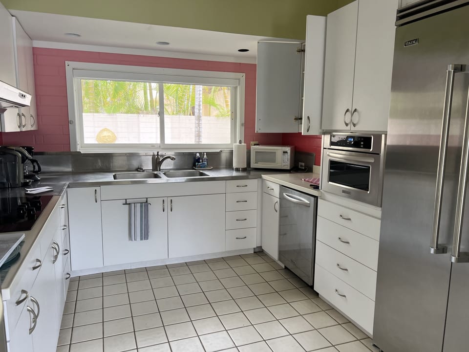 Full Kitchen with stainless countertop