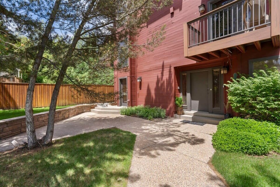 Charming Entrance: Embrace mountain views with inviting greenery and a warm, welcoming path!