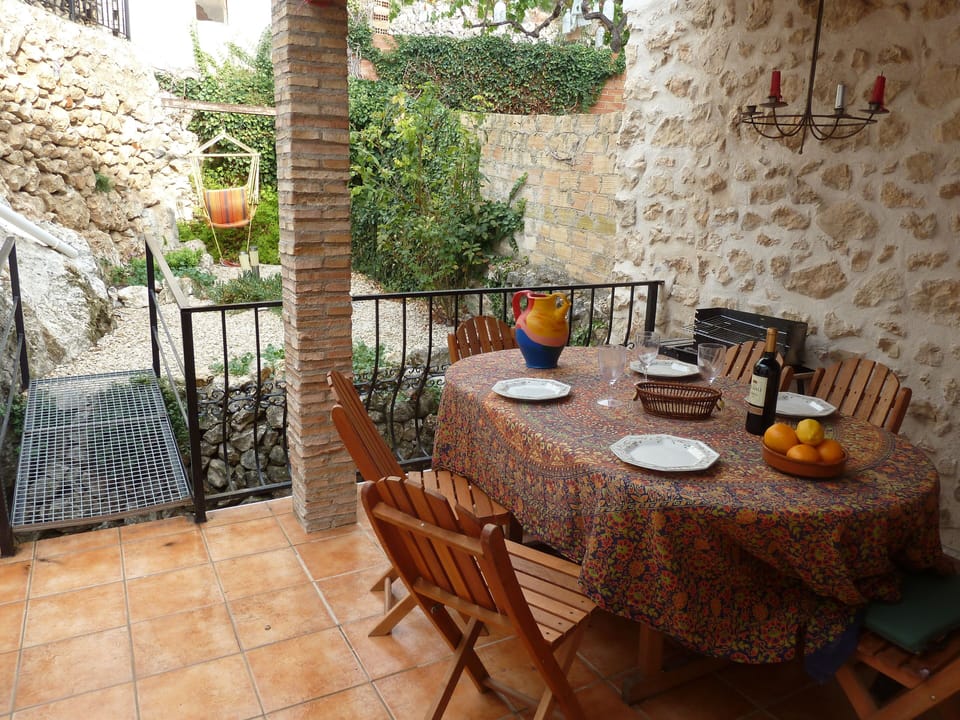 Superb private outdoor kitchen and dining area