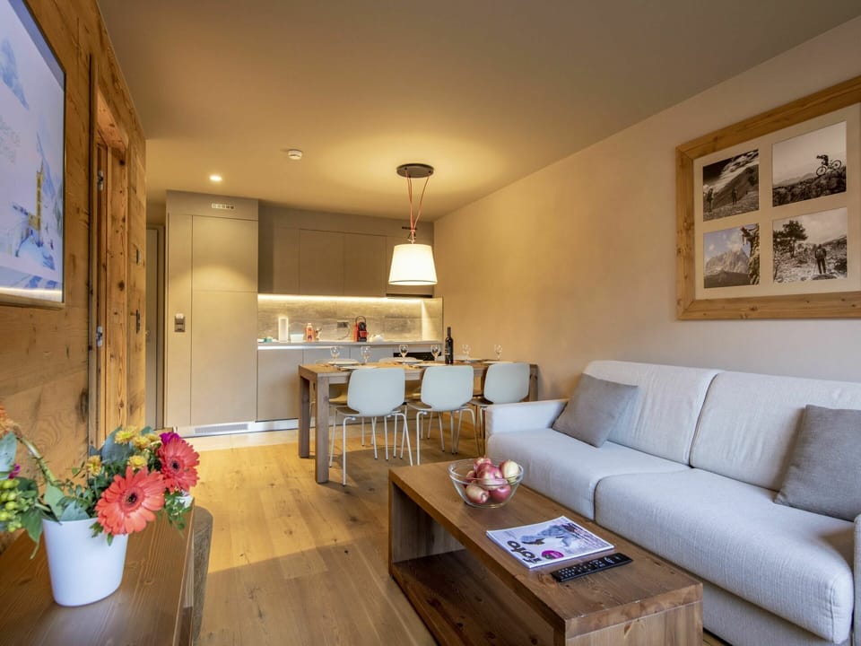 Table, Furniture, Plant, Property, Couch, Flower, Picture Frame, Houseplant, Flowerpot, Wood