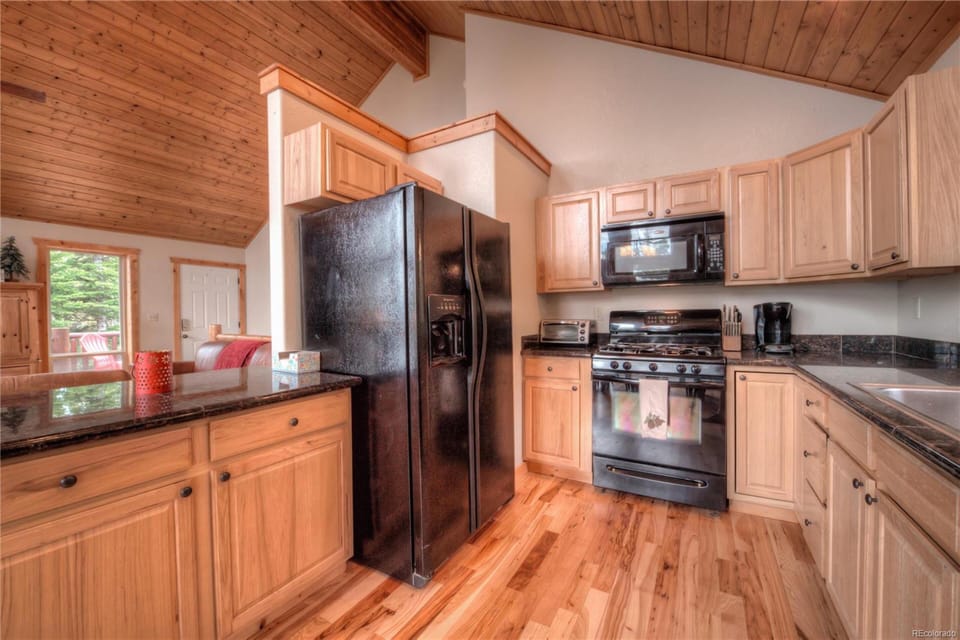Fully stocked kitchen with granite countertops