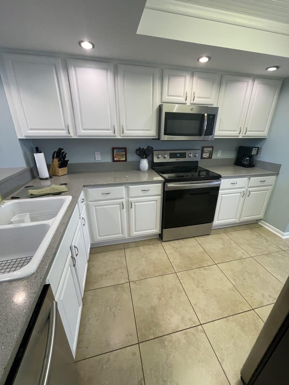 Fully stocked Kitchen, but you're on vacation, so go out for dinner!
