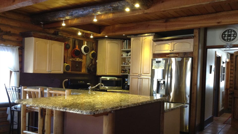 Kitchen and service bar