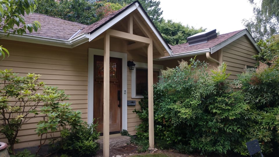 Studio cottage entry and lush garden