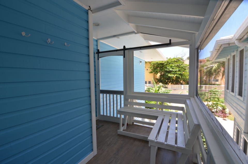 Private screened entry, great for drying wet items and getting ready to head out