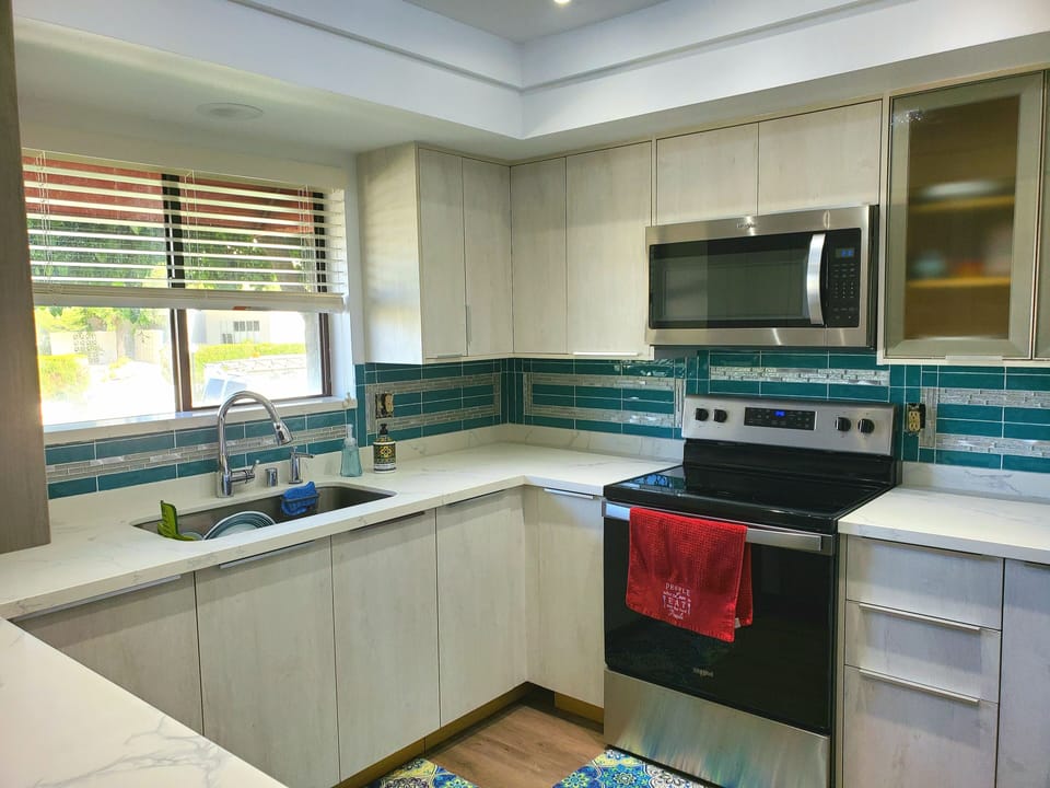 A fully stocked kitchen at your disposal!