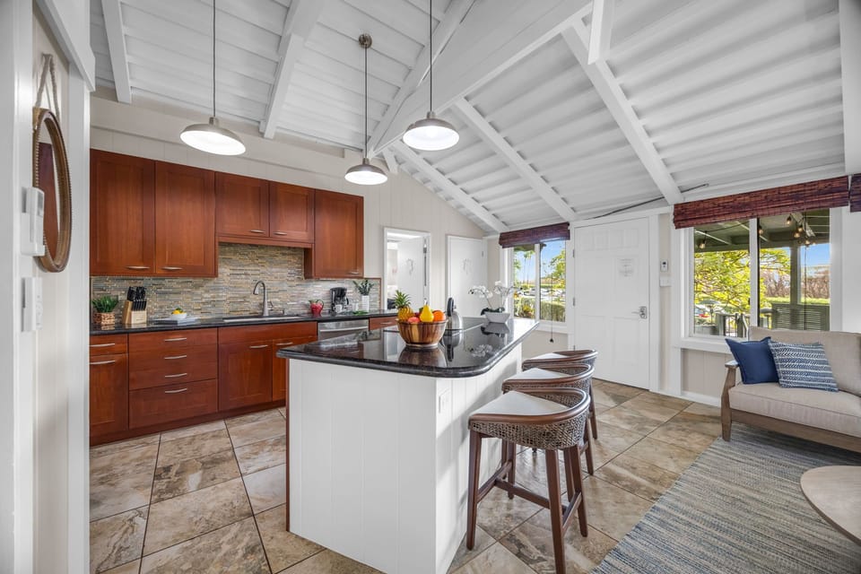 Spacious open floor plan, fully equipped kitchen