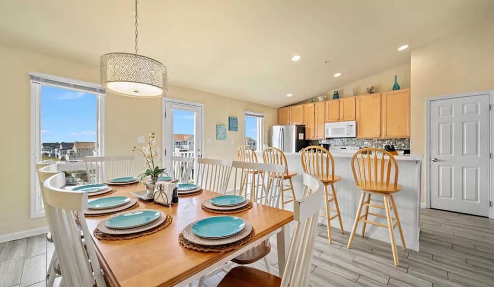 Top level dining area with plenty of space and seating