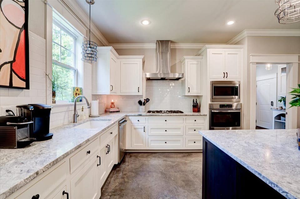 Toaster, blender, and everything needed to prepare gourmet meals.