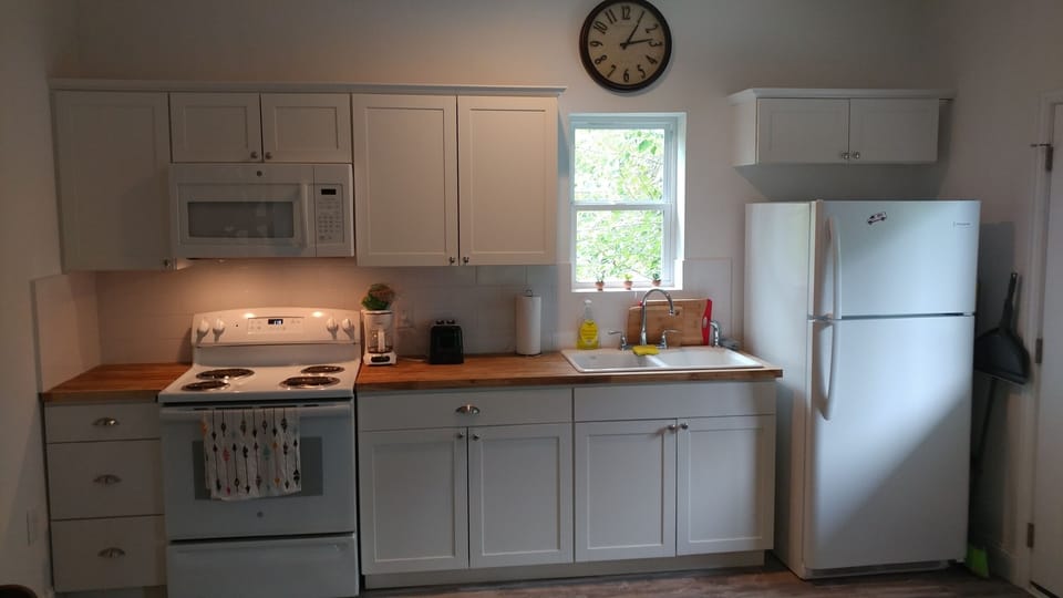 full kitchen, coffee maker, utinsals