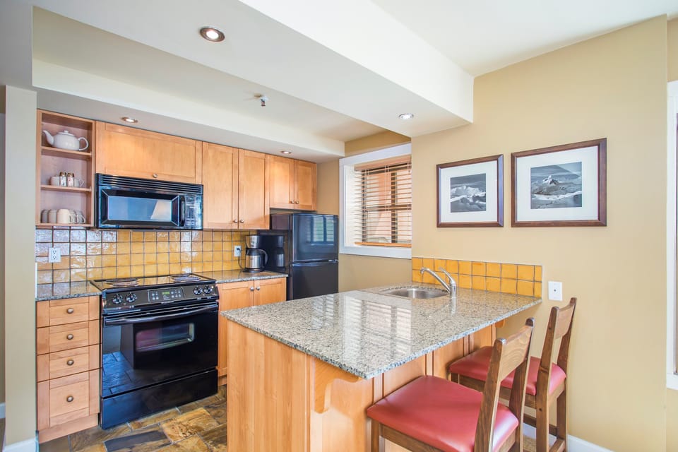 The gourmet kitchen comes fully-equipped for you to cook up a storm.