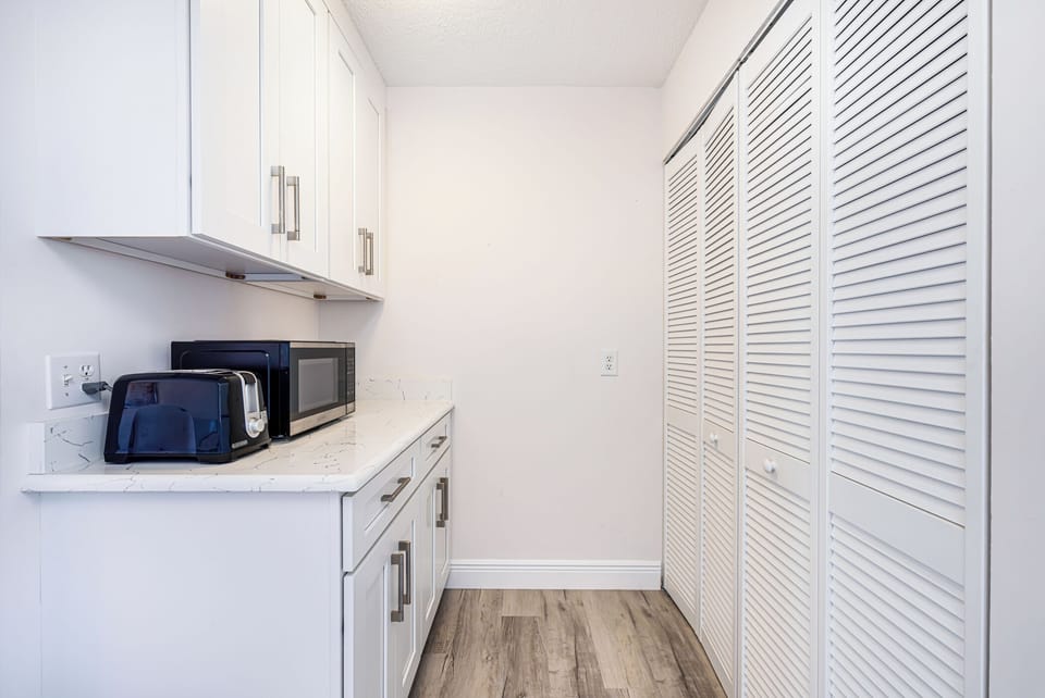 Kitchen/ Washer & Dryer