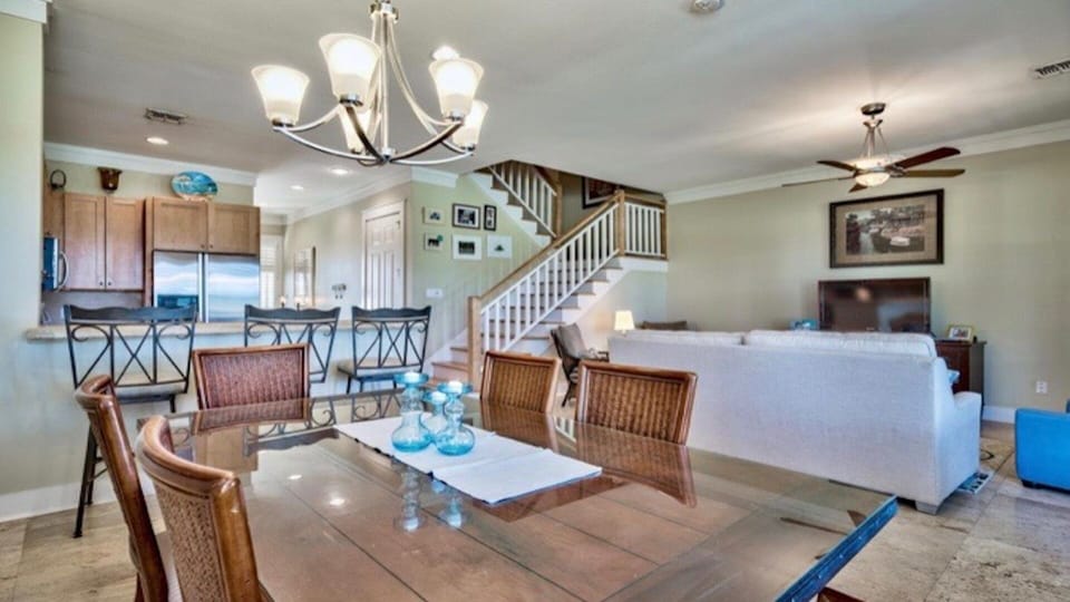 Seating for 9 - separate dining area and breakfast bar 
