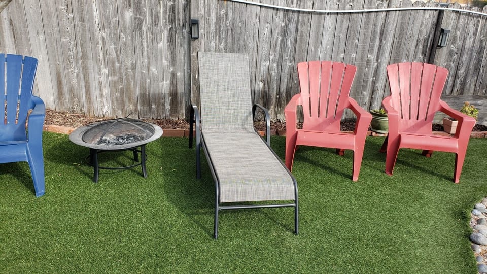 Lounge in the private side yard