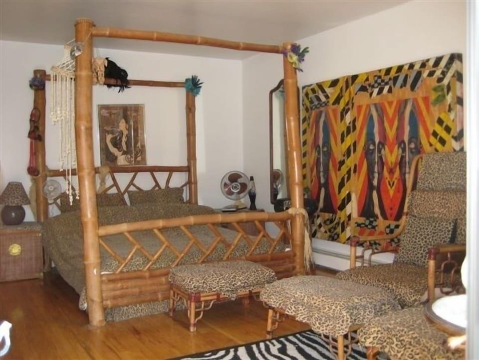 main floor master bedroom suite w/ private indoor jacuzzi and full bathroom